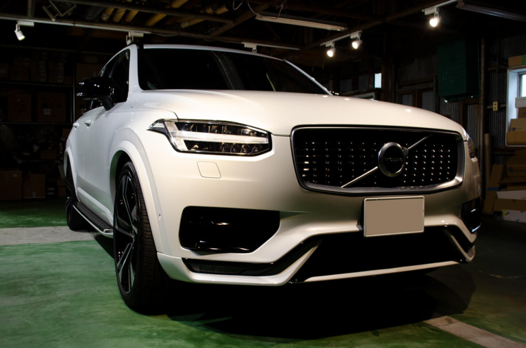 VOLVO XC90 R-Design クリスタルホワイトパール