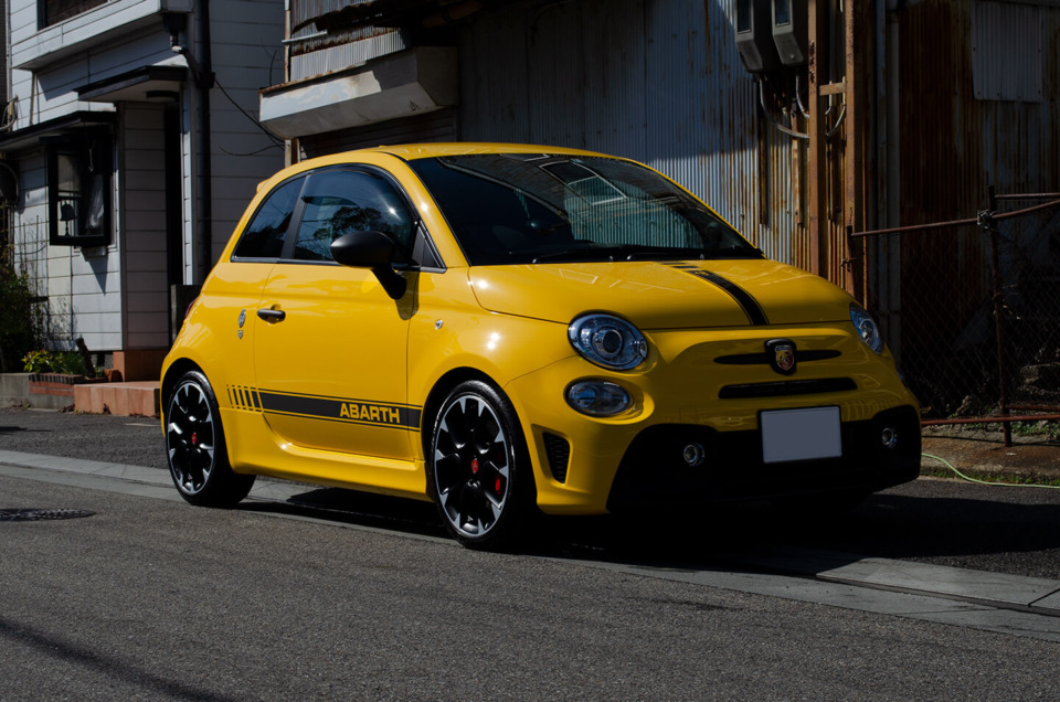 コーティングを施工した アバルト 595 competizione Giallo Modena