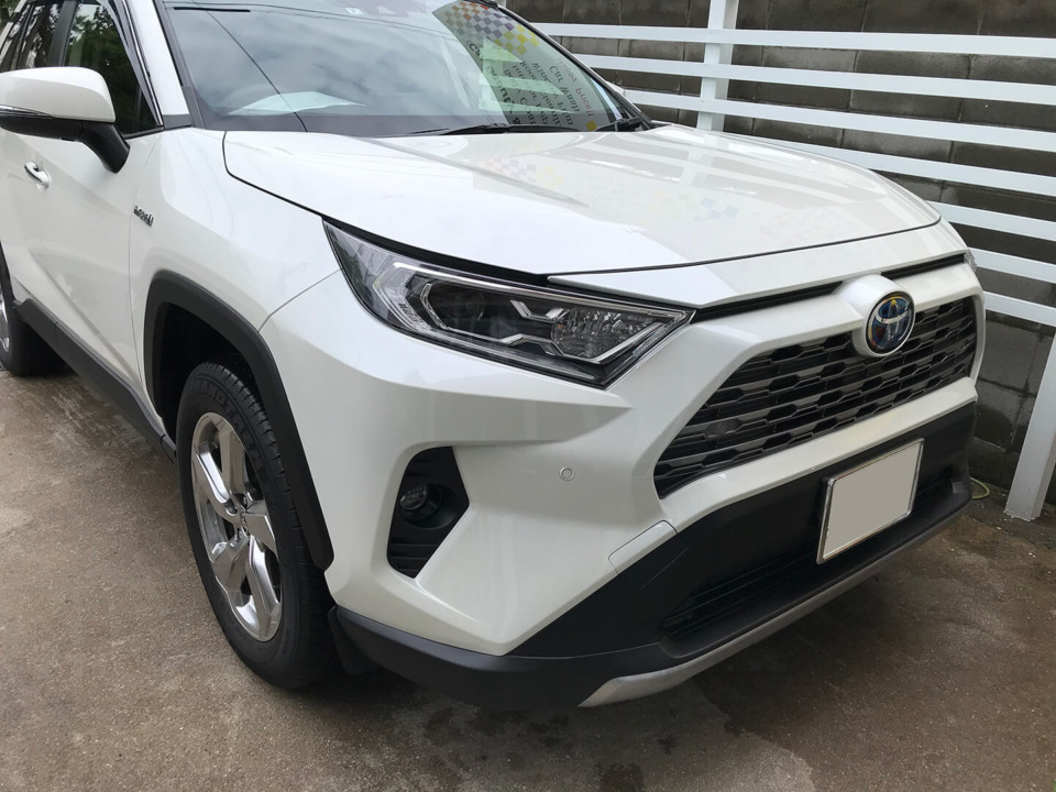 プロテクションフィルムを貼り付けたトヨタ RAV4のヘッドライト