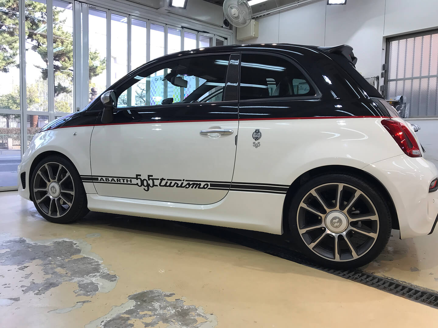 サイドデカールを施工した ABARTH 595 Turismo