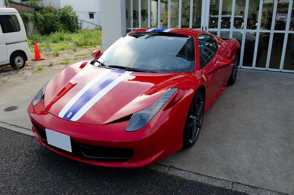 レーシングストライプを施工したフェラーリ 458 スパイダー ロッソコルサ