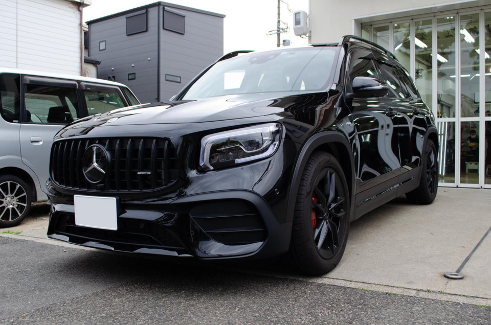 フロントグリルやトリムモール、ルーフモールなどをラッピングでブラックアウトしたMercedes-AMG GLB35