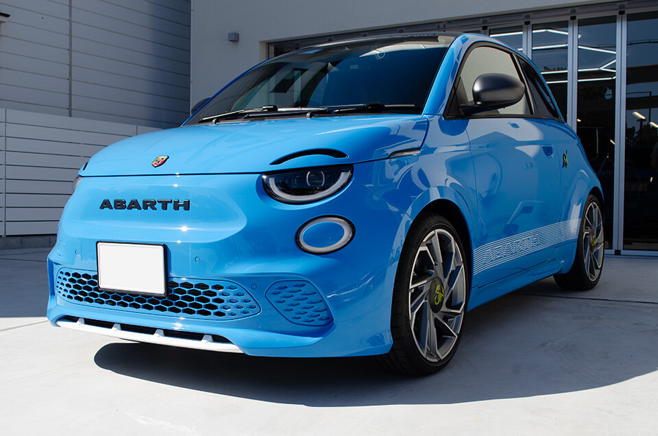 カーフィルム、プロテクションフィルムなどを施工したABARTH 500e Scorpionissima Poison Blue