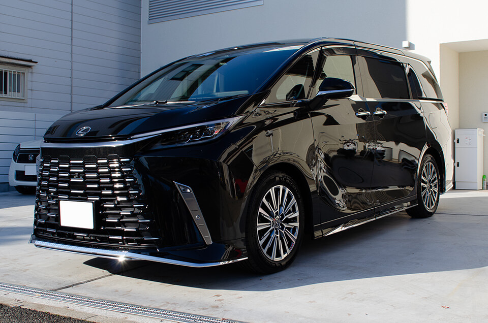 コーティングやプロテクションフィルムを施工したLEXUS LM500h グラファイトブラックガラスフレーク(223)