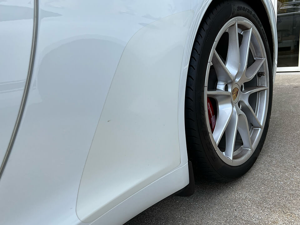 PORSCHE 911 Type 997の劣化したストーンガード