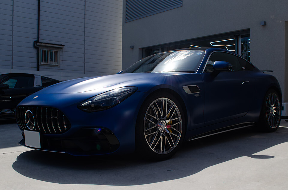 フルプロテクションフィルムを施工したMercedes-AMG GT43 Coupéのフロント斜め