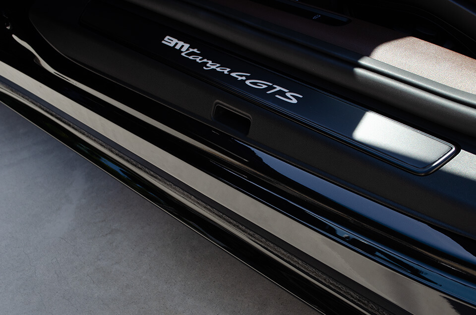 PORSCHE 911 Targa 4 GTSのドアステッププレート