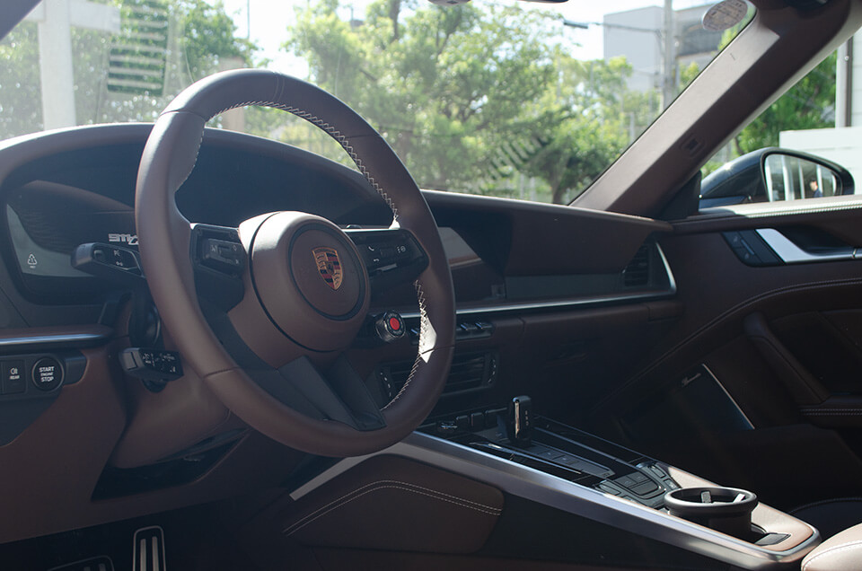 レザーコーティングを施工したPORSCHE 911 Targa 4 GTSのステアリング
