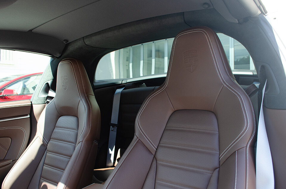 レザーコーティングを施工したPORSCHE 911 Targa 4 GTSのシート