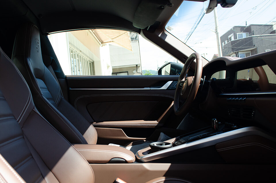 レザーコーティングを施工したPORSCHE 911 Targa 4 GTSの内装