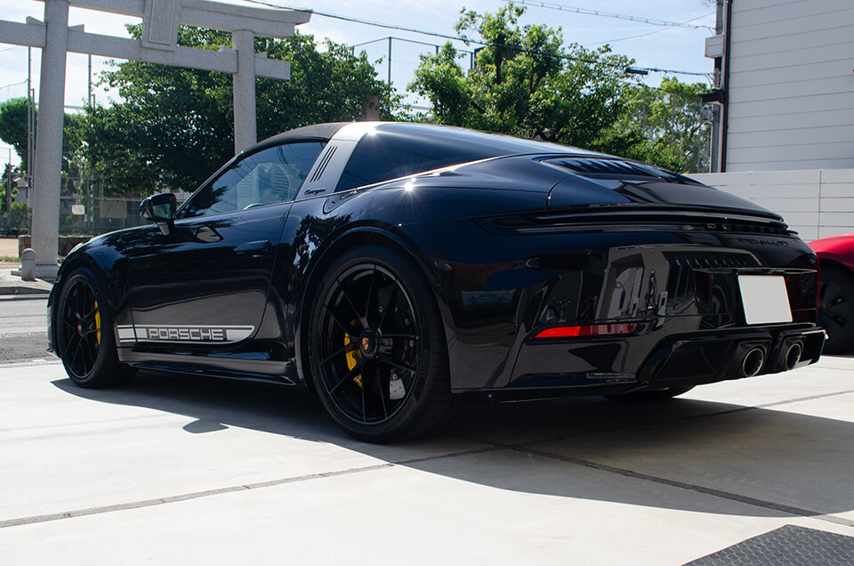 servFaces Coat Ultimaを施工したPORSCHE 911 Targa 4 GTSのリア斜め