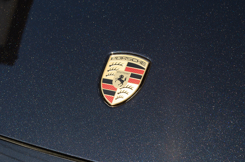 servFaces Coat Ultimaを施工したPORSCHE 911 Targa 4 GTSのエンブレム