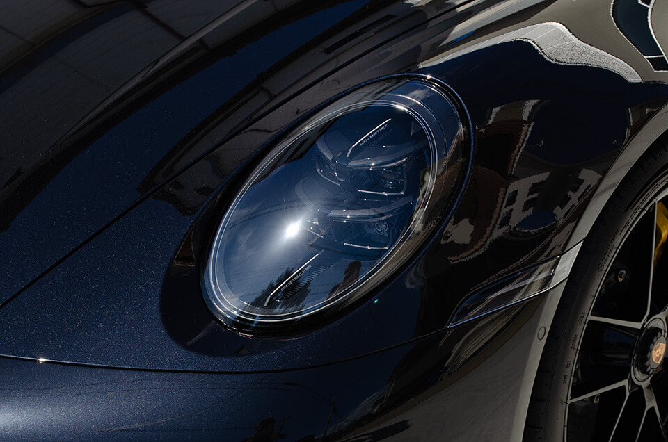 プロテクションフィルムを施工したPORSCHE 911 Targa 4 GTSのヘッドライト