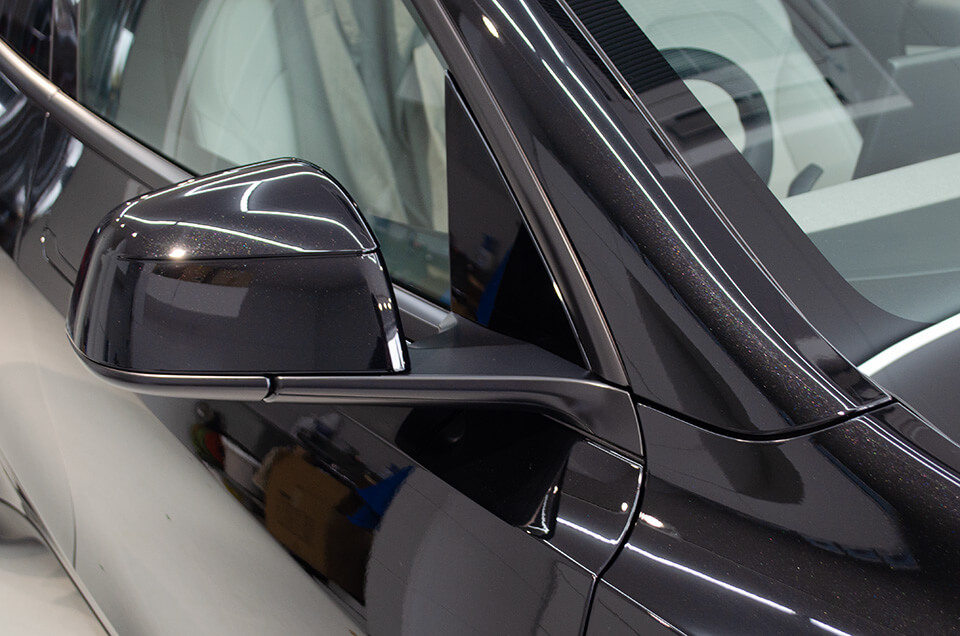プロテクションフィルムを施工したTESLA Model Yのサイドミラー付け根