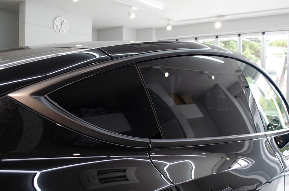 プロテクションフィルムを施工したTESLA Model Yのトリムモール