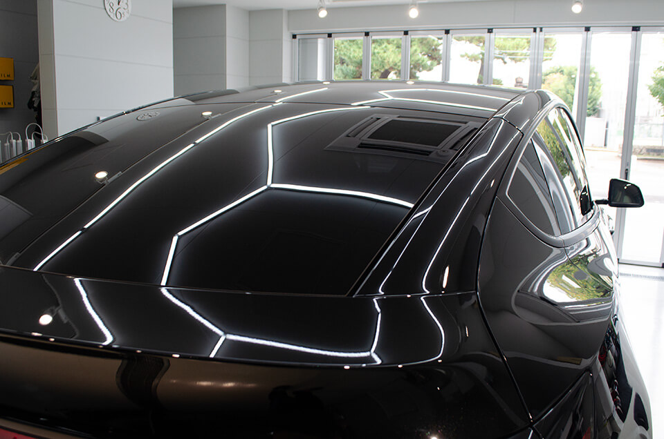 スモーク断熱フィルムを施工したTESLA Model Yのリアガラスとルーフ