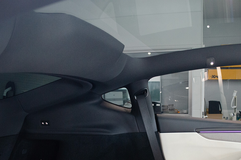 スモーク断熱フィルムを施工したTESLA Model Yの後席